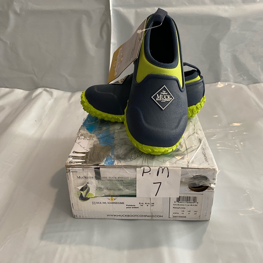 Kids muckster shoes, the Muck Boot Collection. Size 10 green/navy